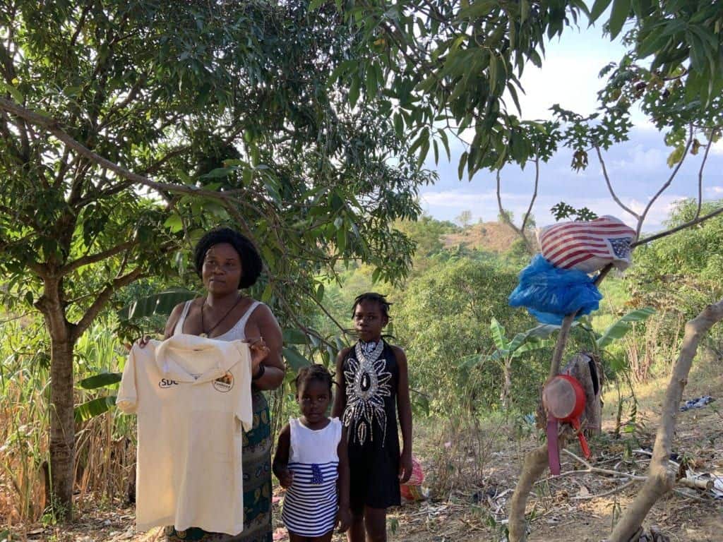 woman with her children posing with a shirt